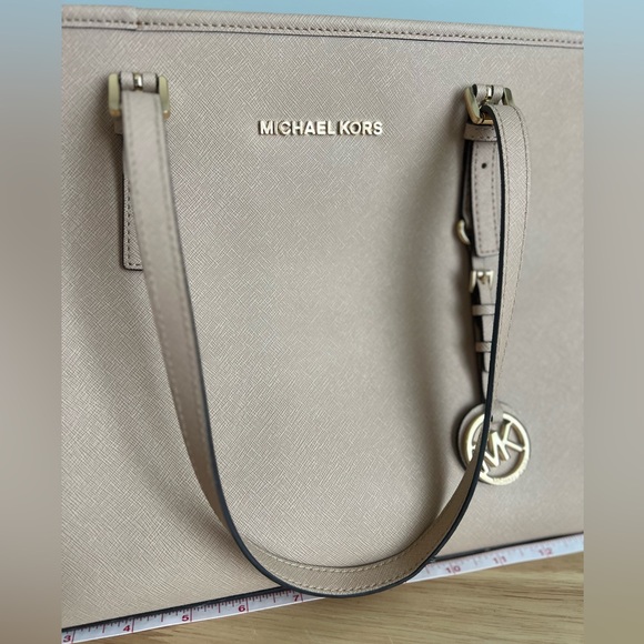 Michael Kors Medium Jet Set Medium Carry All Tote - Picture 6 of 16